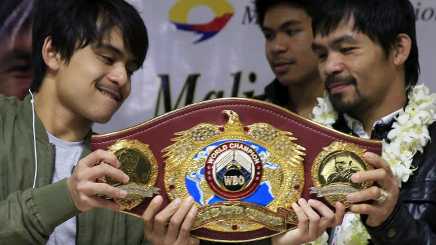 Pacquiao pasea en una carroza por Manila su último título