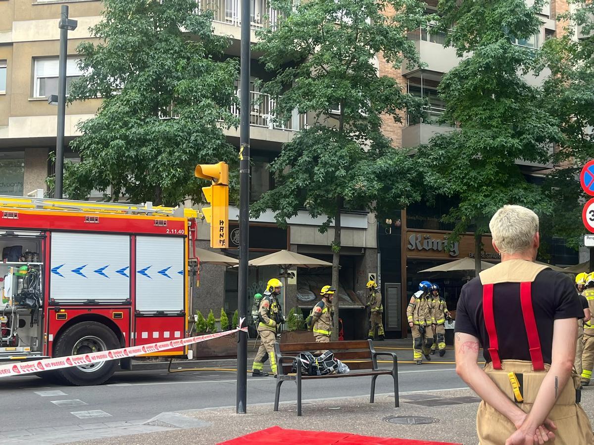 Les imatges d'un incendi en un aparcament al carrer Migdia de Girona