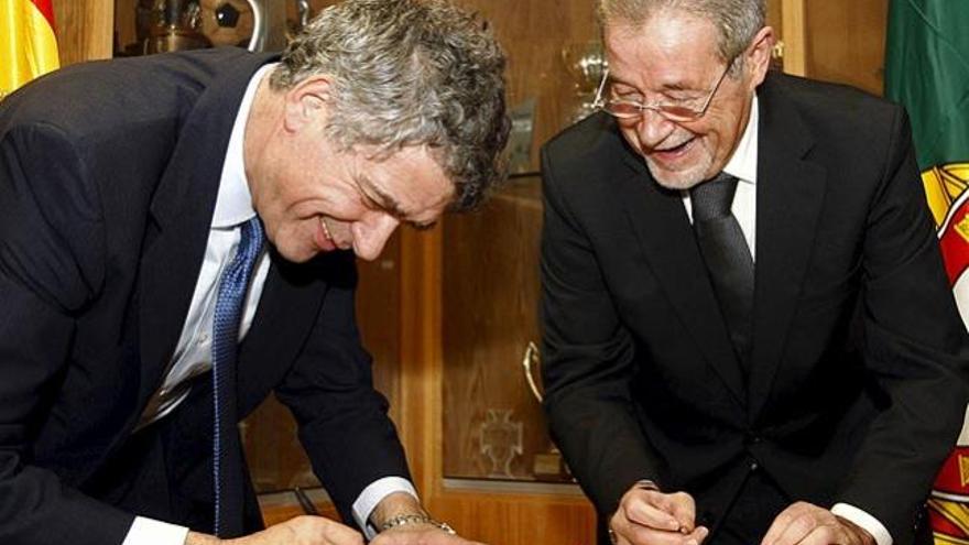Ángel María Villar y Gilberto Madaíl, presidentes de las federaciones española y portuguesa, durante la firma del acuerdo de la candidatura al Mundial de 2018, en enero del pasado año