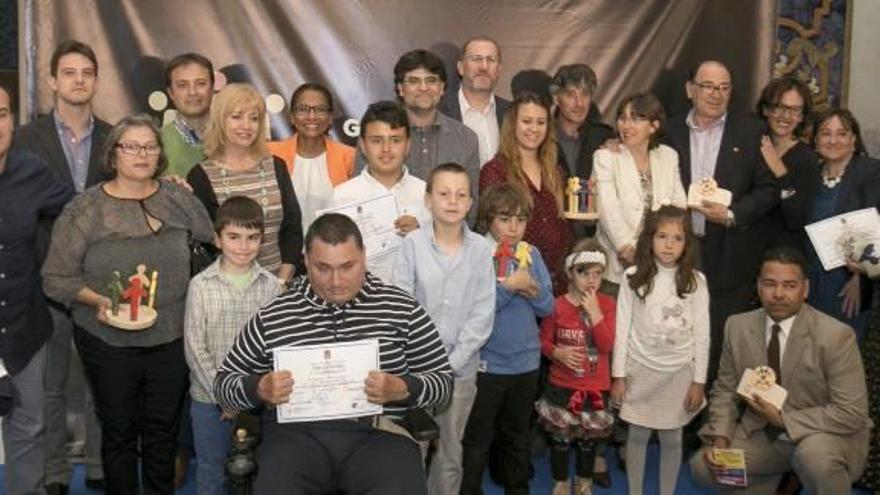 Representantes de las entidades asociativas galardonadas con los premios Francisco Liberal, ayer en el Salón Azul el Ayuntamiento.