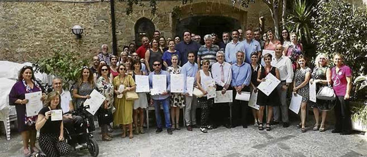 Foto de familia de los galardonados en Alcúdia.