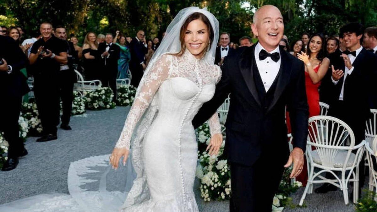 Lauren Sanchez y Jeff Bezos en una imagen tomada durante su boda, compartida en redes sociales por la propia Sánchez.