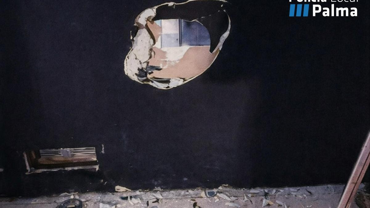 El individuo agujereó la pared del local