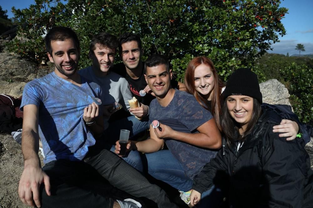 Cientos de personas dan la bienvenida al otoño disfrutando de una jornada en familia degustando castañas asadas.