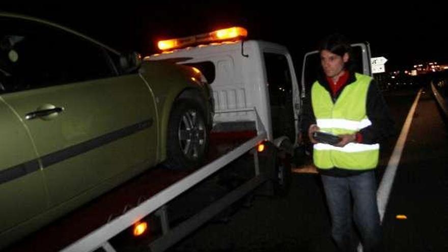 Enrique Barros, junto a su coche tras el accidente.  // J.L.Oubiña