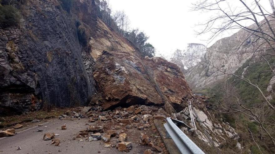 Un enorme argayo sepulta una carretera de montaña en Ponga: fue de madrugada y no provocó heridos