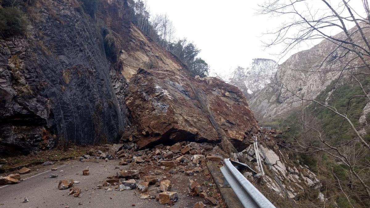 Un enorme argayo sepulta una carretera de montaña en Ponga: fue de madrugada y no provocó heridos