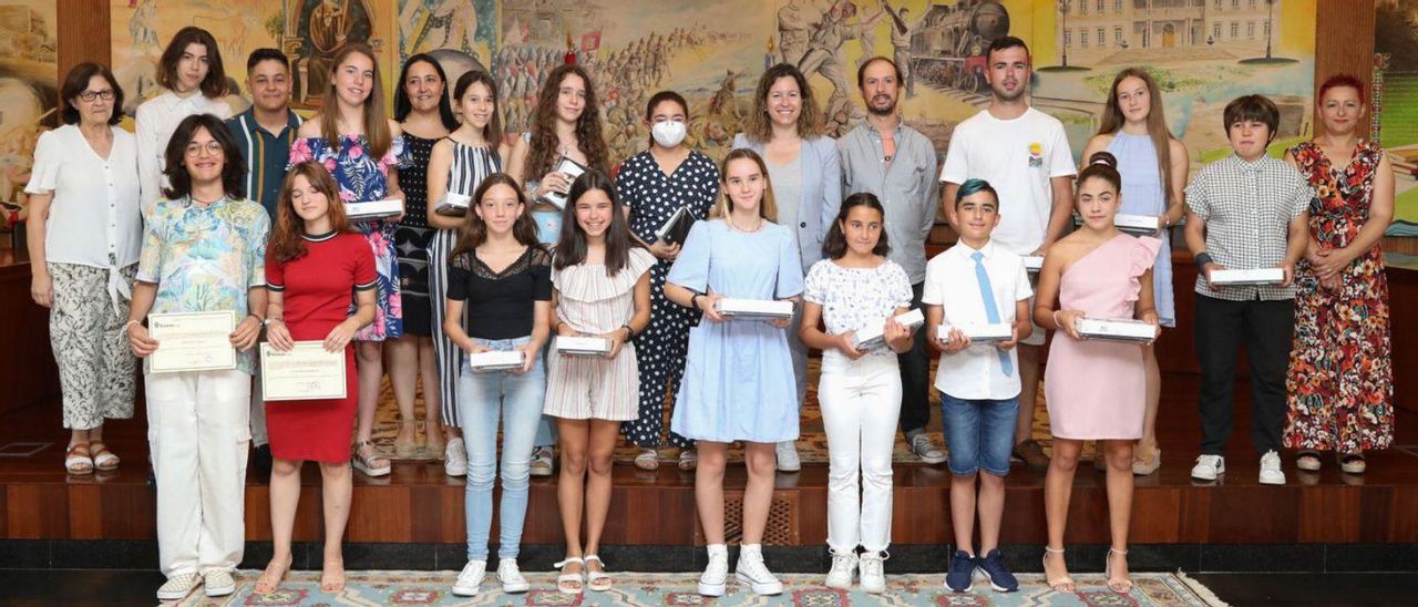 La alcaldesa junto a los galardonados, ayer, en los Premios de Educación Concello de Salvaterra. // A. G.