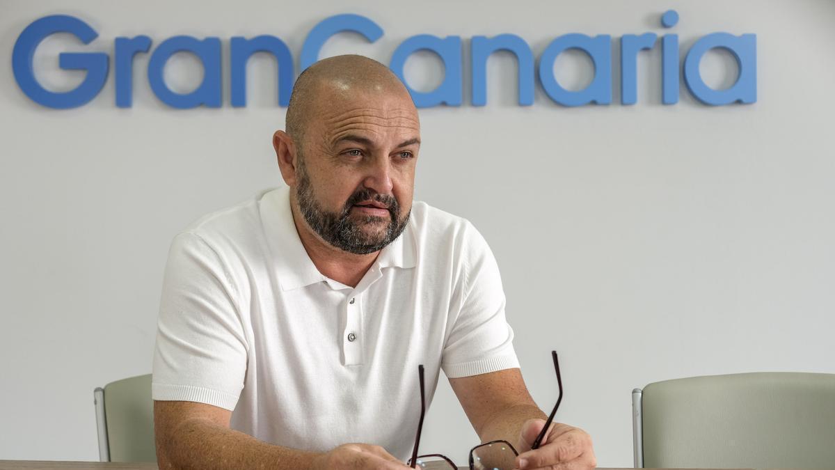 Carlos Álamo, en uno de los despachos de la Consejería de Turismo del Cabildo de Gran Canaria.