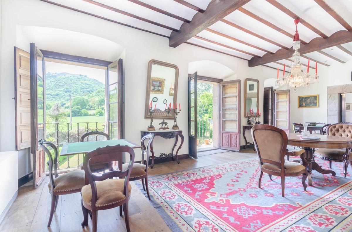 Tiene 8 habitaciones, 5 baños y capilla privada: la espectacular mansión en Oviedo que se vende casi por dos millones de euros