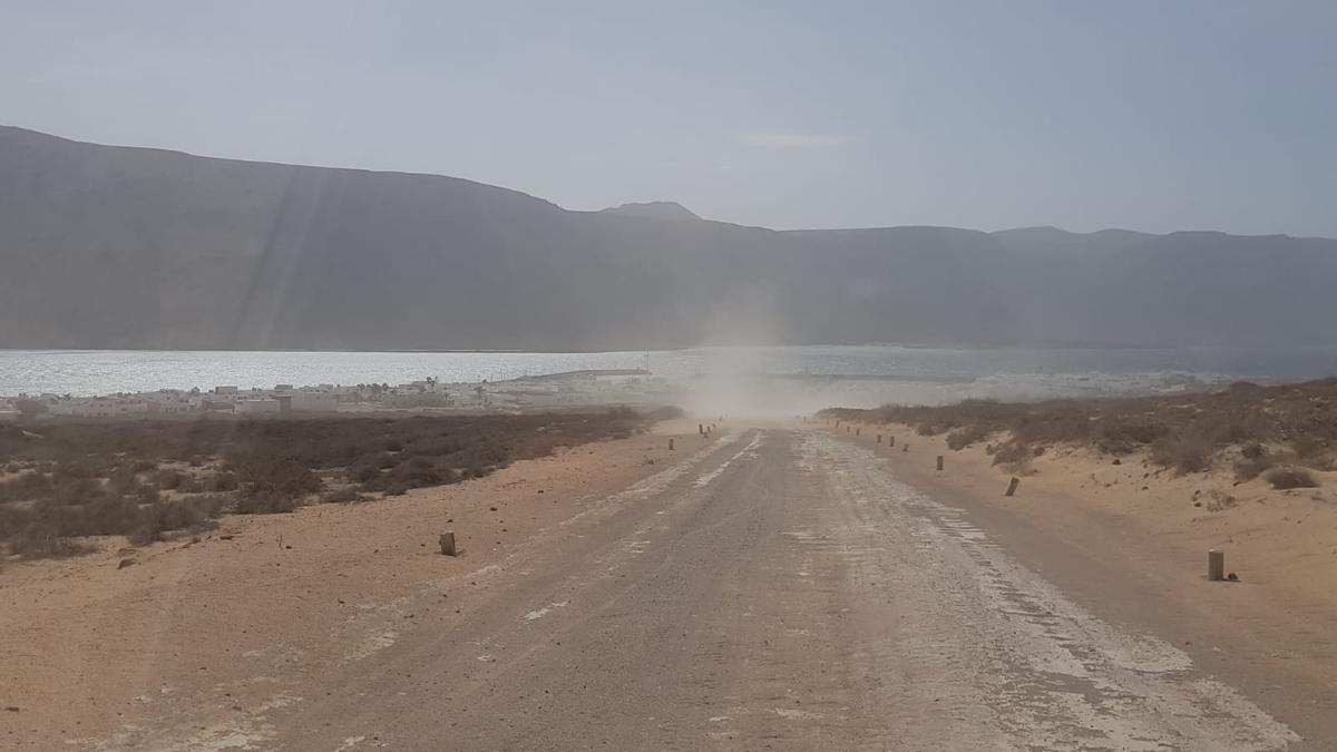 Camino a Las Conchas desde la trasera de Caleta del Sebo.