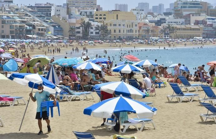 08-09-2020 LAS PALMAS DE GRAN CANARIA. Ambiente en la playa de Las Canteras por el festivo. Fotógrafo: ANDRES CRUZ  | 08/09/2020 | Fotógrafo: Andrés Cruz