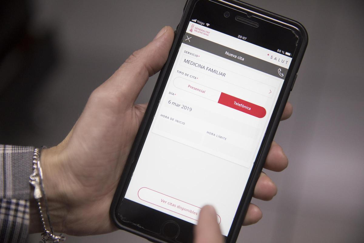 Un paciente trata de pedir una cita telefónica por la app GVA Salut +