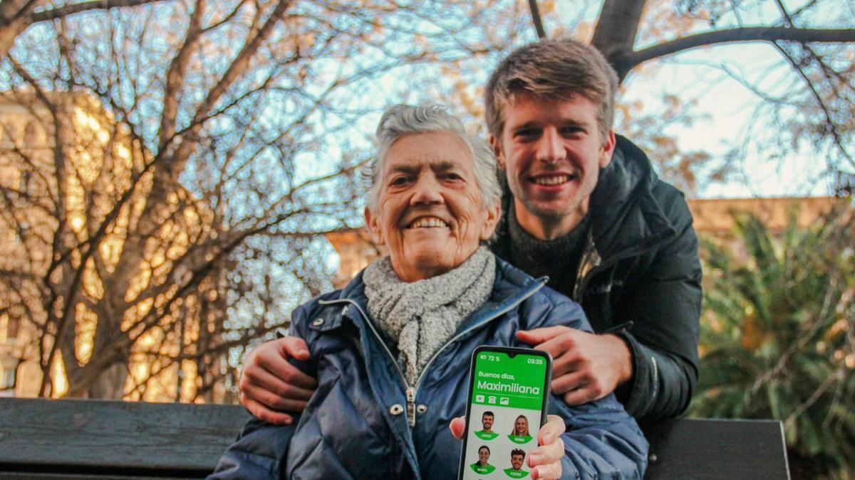 Jorge Terreu con su abuela Maximiliana, con su móvil.