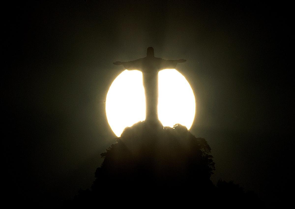 Fotografía de archivo fechada el 11 de enero de 2014 que muestra la puesta del sol sobre la estatua del Cristo Redentor..jpg