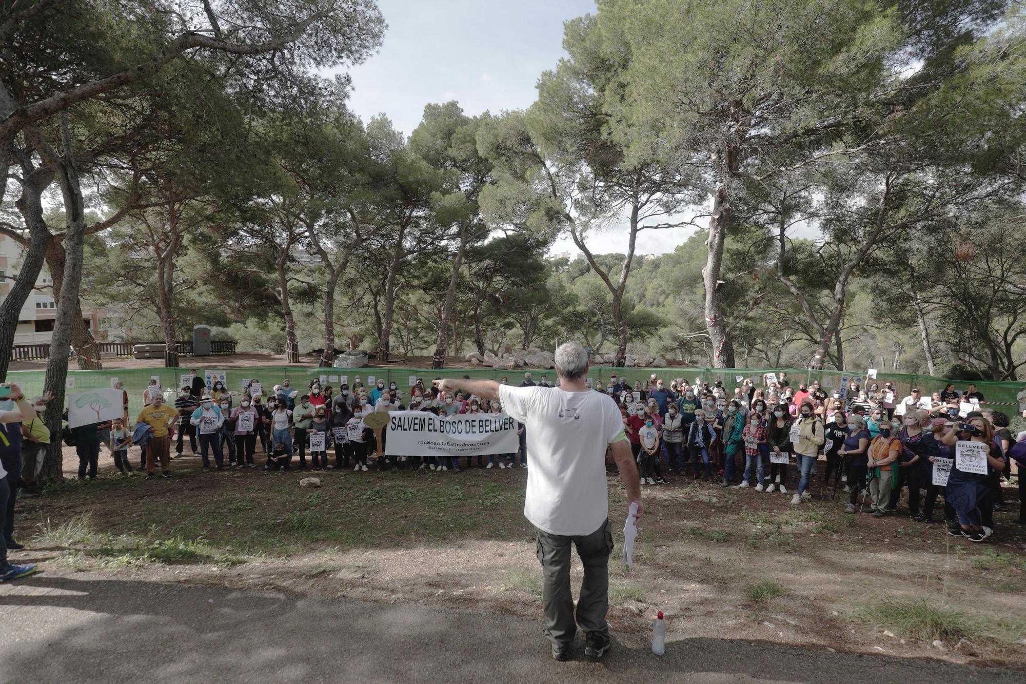 Más de 130 personas participan en la caminata contra el parque de aventuras en Bellver