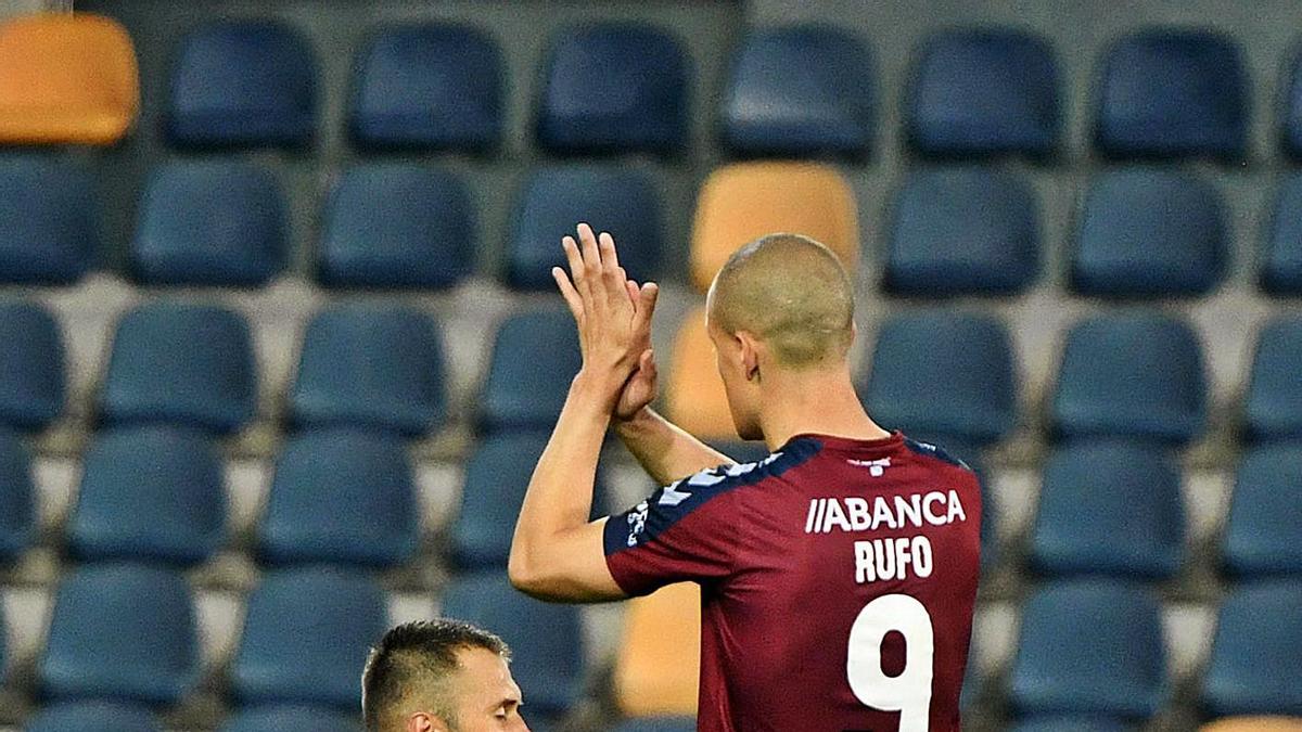 Rufo aplaude a los aficionados al final del partido ante un rival que reza sobre el césped. |  // GUSTAVO SANTOS