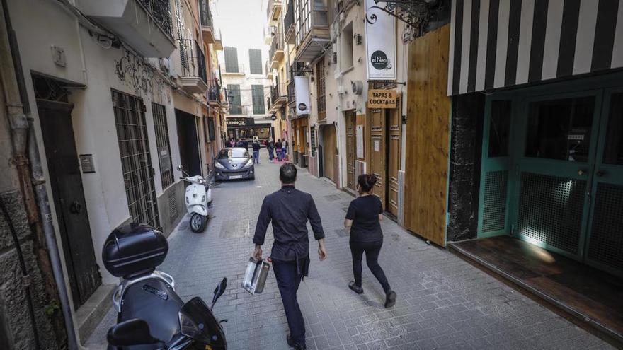 La joven quemada con un cóctel flameado llevaba un vestido de seda que prendió