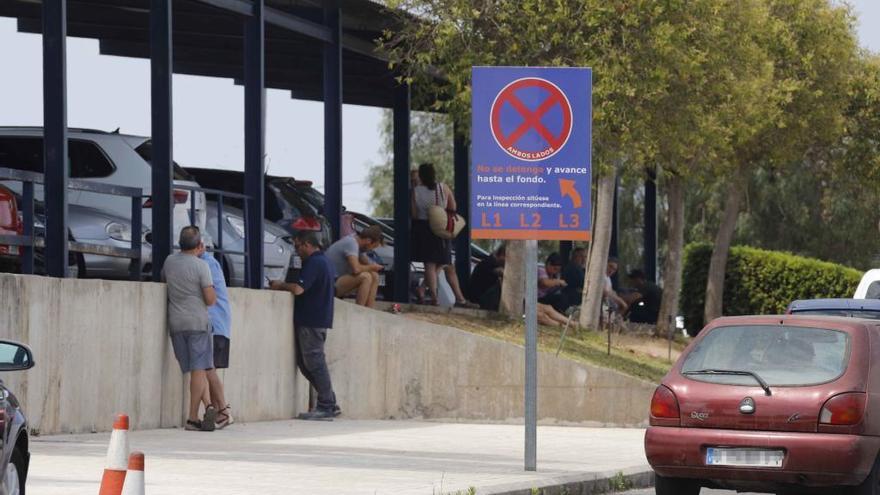 Los conductores huyen de la ITV de Alzira para evitar colas y conflictos