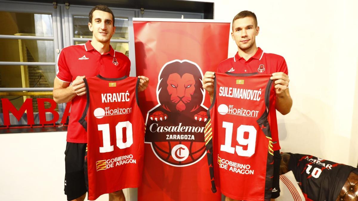 Dejan Kravic y Emir Sulejmanovic, con sus camisetas del Casademont Zaragoza.