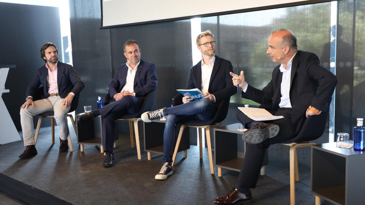 Los representantes de ESIC, Master D (que junto a MEDAC forman el Grupo Educa) y Grupo Edelvives, en la mesa sobre modernización del tejido productivo.