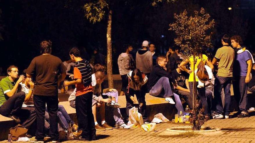 Un grupo de jóvenes de &#039;botellón&#039;.