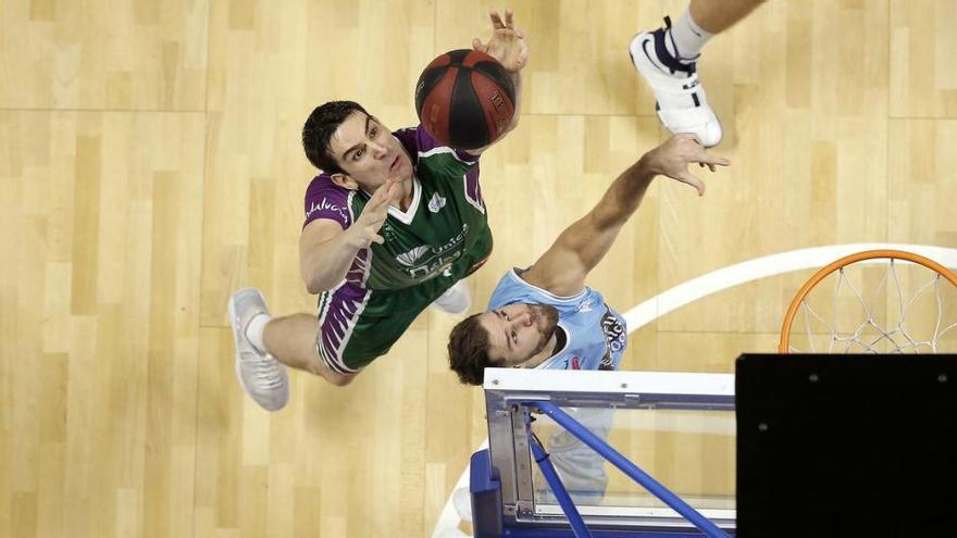 Carlos Suárez, luchando por un rebote en un partido en el Carpena.