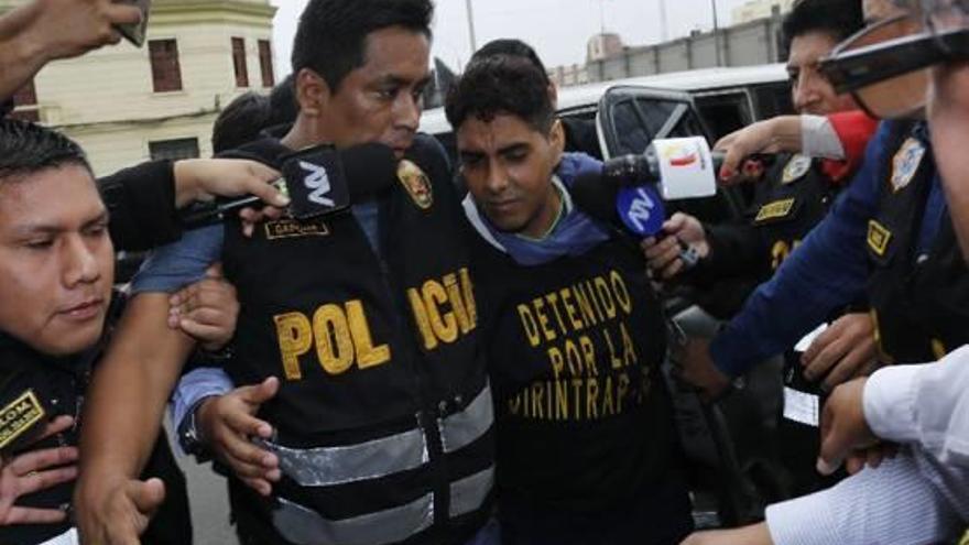 Félix Steven Manrique, el líder de la secta, tras ser detenido por la policía peruana.