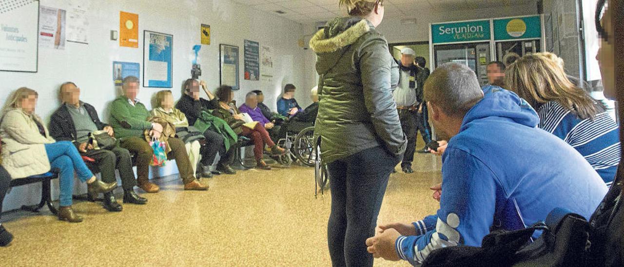 Imagen tomada el pasado martes en la sala de espera del Hospital de Sant Joan, donde el ritmo de asistencias es incesante.