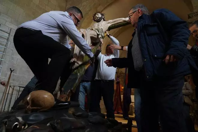 GALERÍA | Así han sido los preparativos del Cristo del Amparo de las Capas Pardas