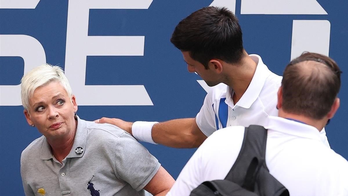 Djokovic, tras el golpe recibido por la juez de línea.