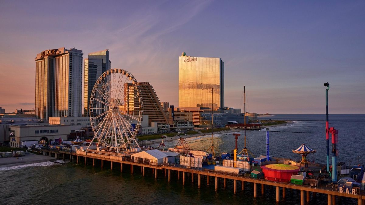 El famosos puerto de Atlantic City con las atracciones y el paseo marítimo