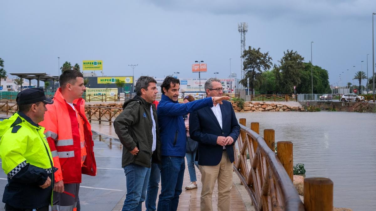 Eduardo Dolón, alcalde de Torrevieja, muestra los efectos de la tormenta al preidente Carlos Mazón