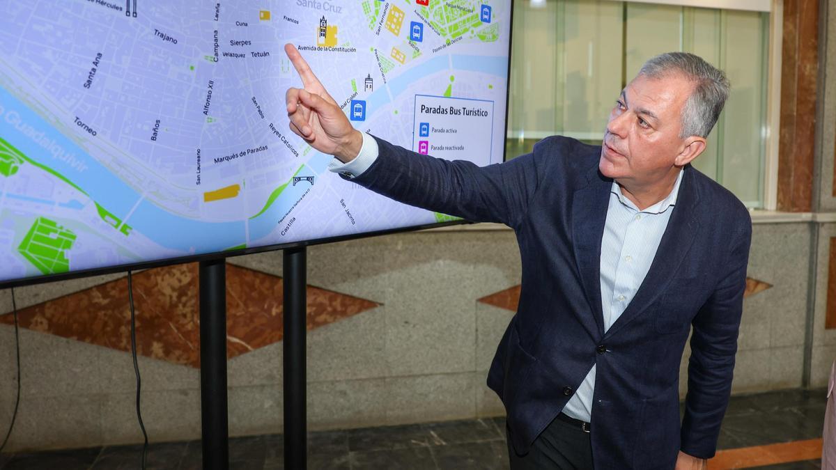 El alcalde de Sevilla presenta el plan de ordenación de los buses turísticos discrecionales