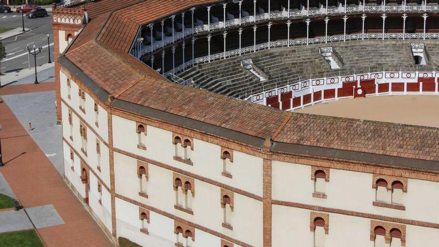 Parte del tendido de la plaza de toros de El Bibio. | Pablo Solares