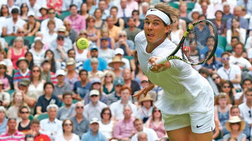 Nadal se estira para llegar a una pelota lanzada por Klizan.