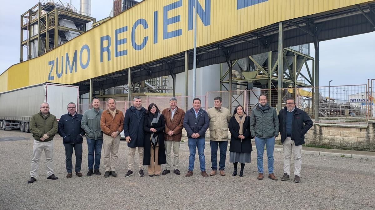 Autoridades y empresarios, en las instalaciones del polígono Mataché de Palma del Río.