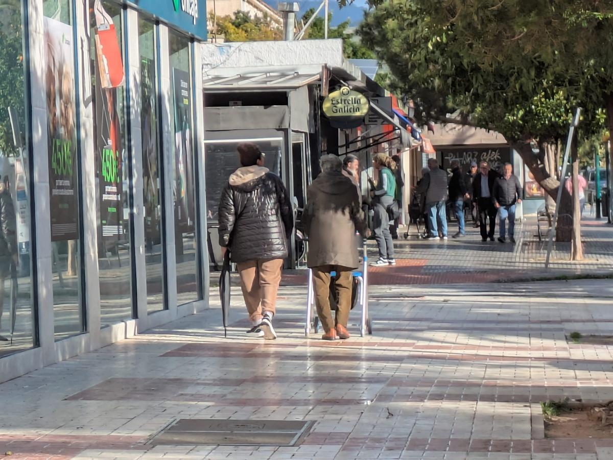 Dos mujeres pasean por el barrio malagueño de Ciudad Jardín