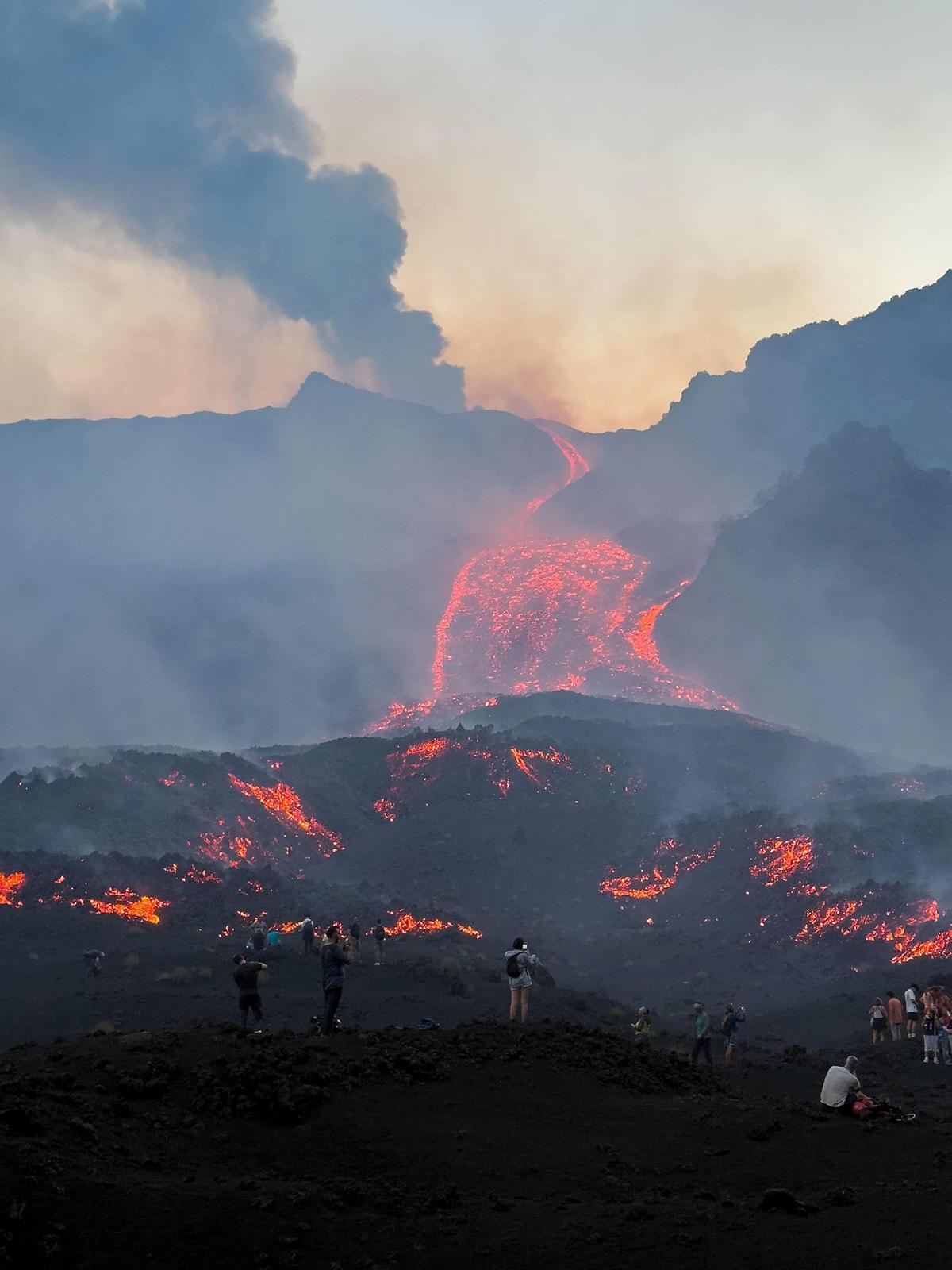 El espectáculo natural de la erupción del Etna atrae a los visitantes El espectáculo natural de la erupción del Etna atrae a los visitantes