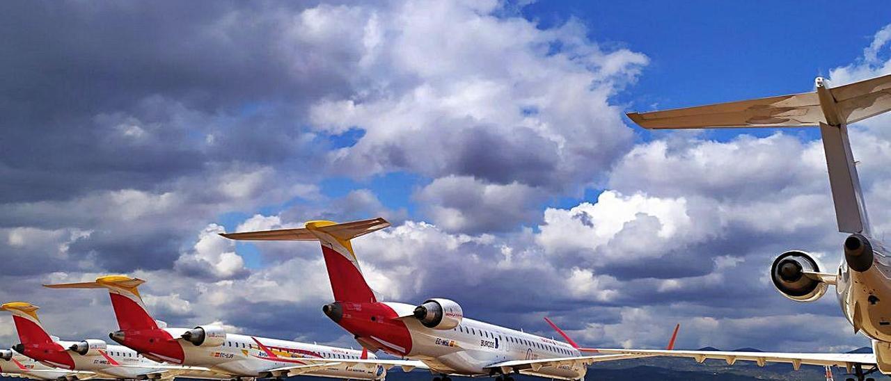 Aviones de la aerolínea valenciana aparcados en el aeropuerto de Castelló.