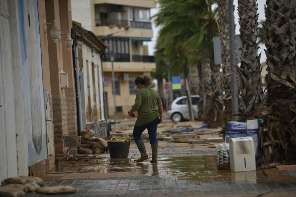 Los vecinos tratan de limpiar sus casas y las calles