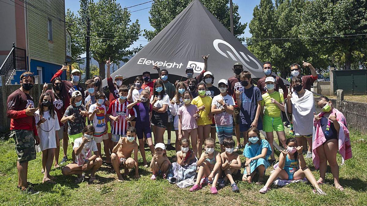 Una treintena de niños prueban el kitesurf en la playa de Cesantes | MARÍA MUÍÑOS/SAILINGSHOTS