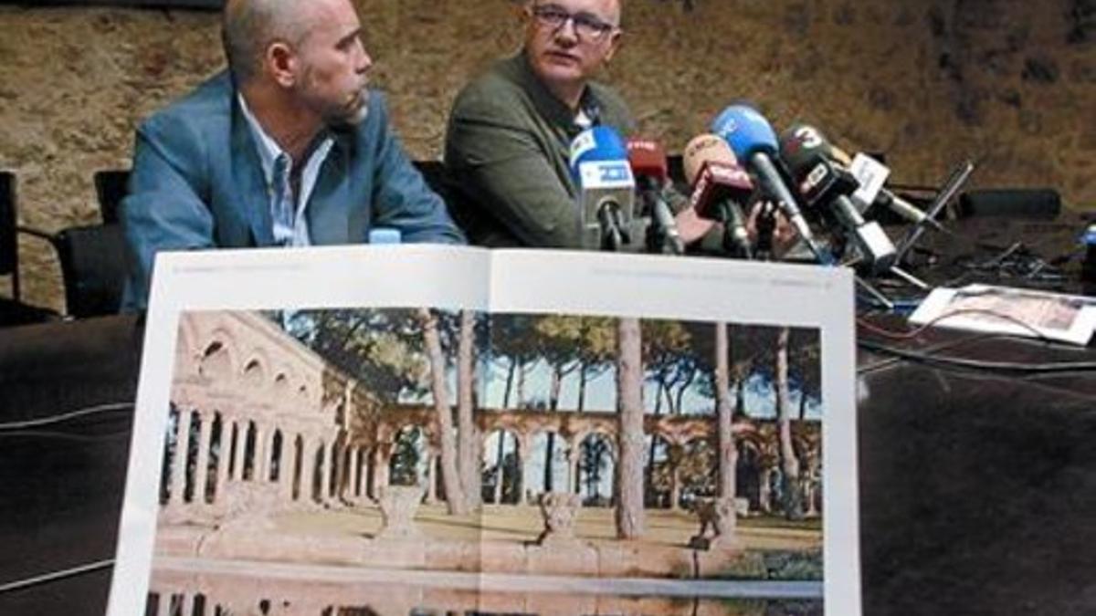 El profesor Gerardo Boto (izquierda) y Juan Antonio Olañeta, ante una fotografía del claustro de Palamós.