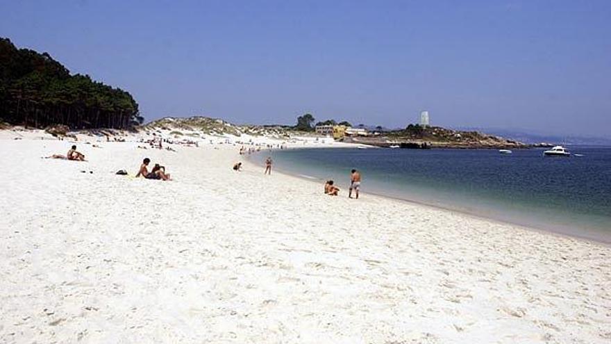 Imagen de la playa de Rodas con el restaurante al fondo.