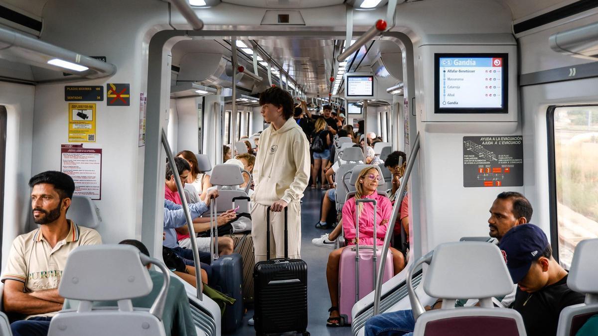 Varios viajeros, en los 'nuevos' trenes de Cercanías.