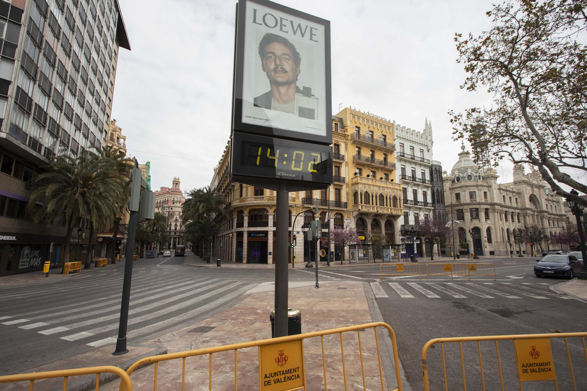 Así estaba en 2020 y así estaba hoy la plaza del Ayuntamiento a la hora de la "mascletà"