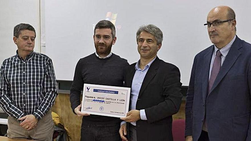 En el centro, el director de la Vaguada, Ezequiel Álvarez, hace entrega del cheque con el dinero logrado al técnico de Unicef, Daniel Hernández.