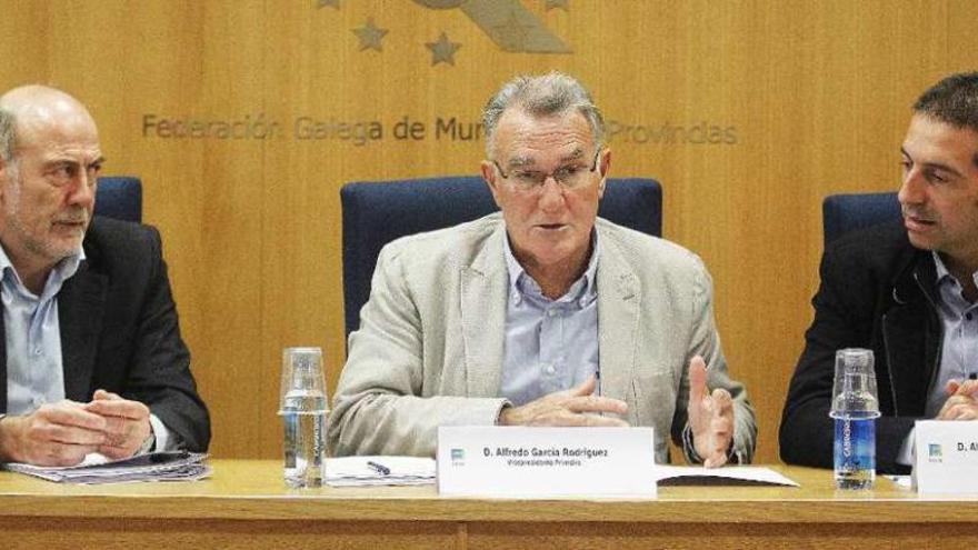 Alfredo García (centro) junto a los alcaldes de Allariz, Francisco García, y de Cervo, Alfonso Villares.