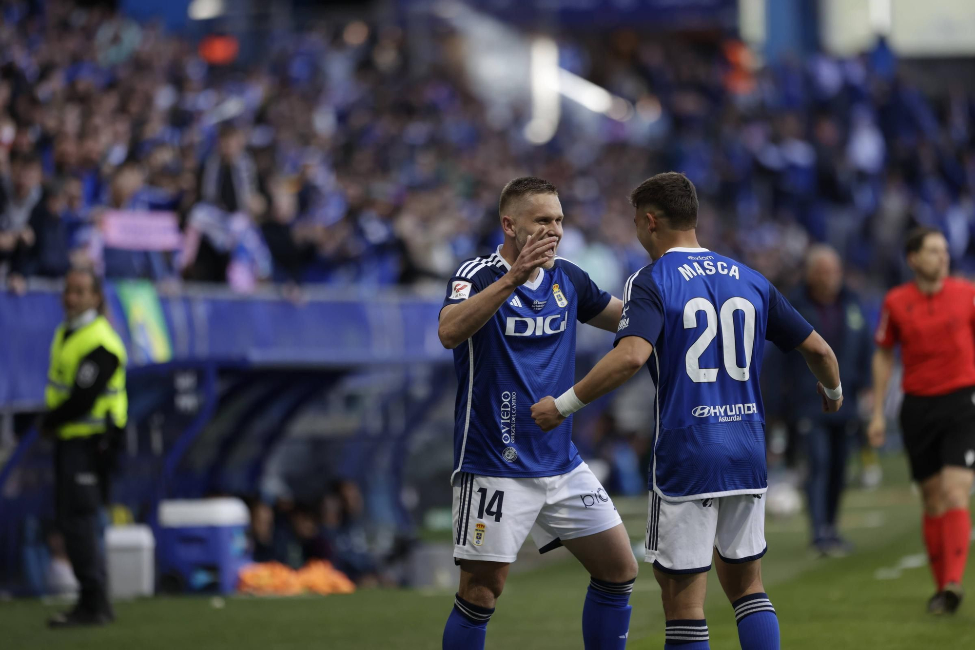 Alemão pega más duro y el Oviedo vuelve a ganar: 2-1