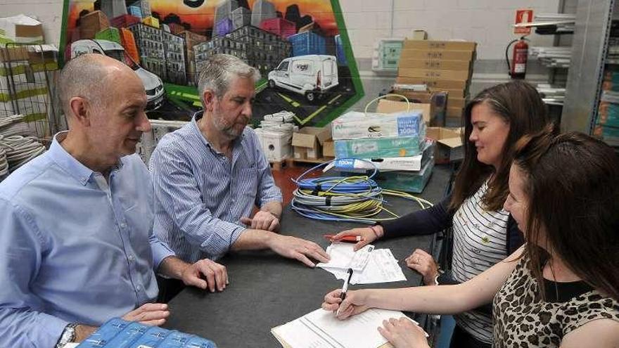 Luis y María Vigil, ayer, en su almacén.